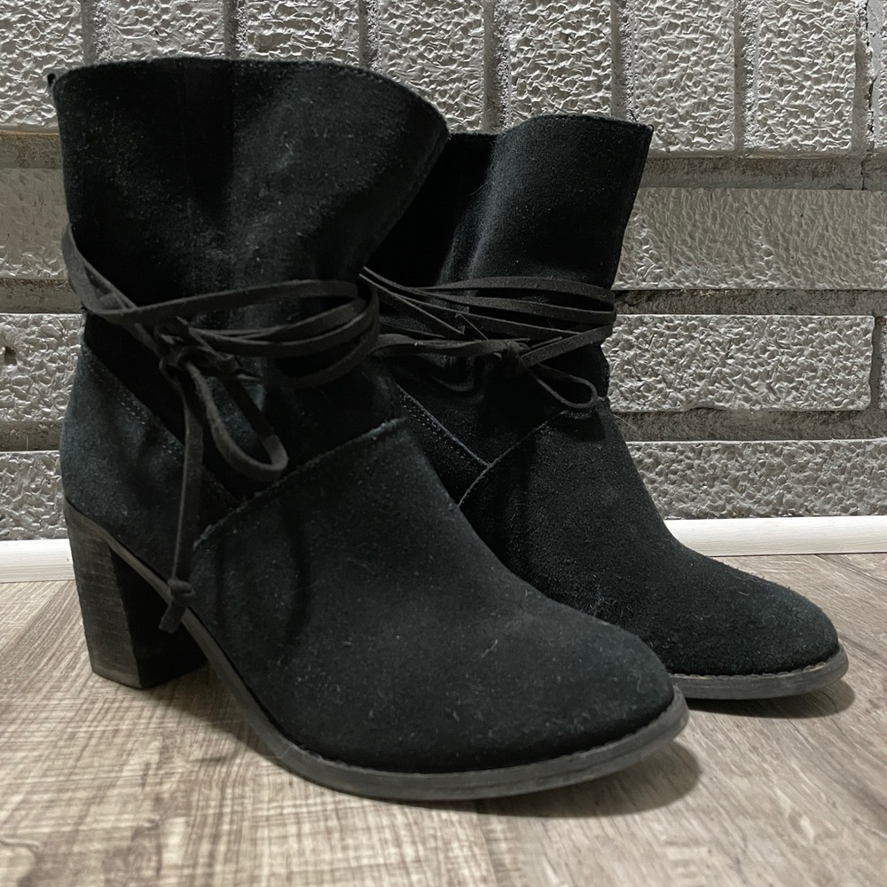 TOMS black suede slouchie ankle boot with wrap around lace, size 7, women’s